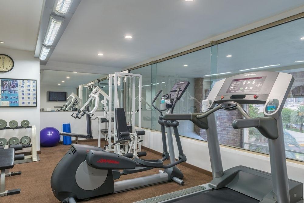 Four Points By Sheraton Galerias Monterrey Ngoại thất bức ảnh The gym at the hotel
