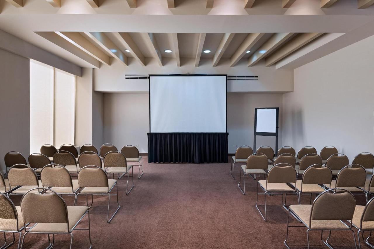 Four Points By Sheraton Galerias Monterrey Ngoại thất bức ảnh A typical conference room