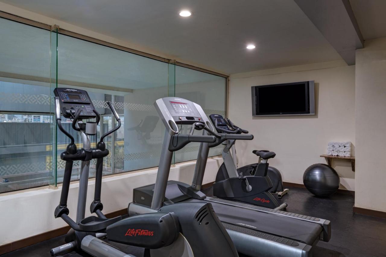 Four Points By Sheraton Galerias Monterrey Ngoại thất bức ảnh The gym at the hotel