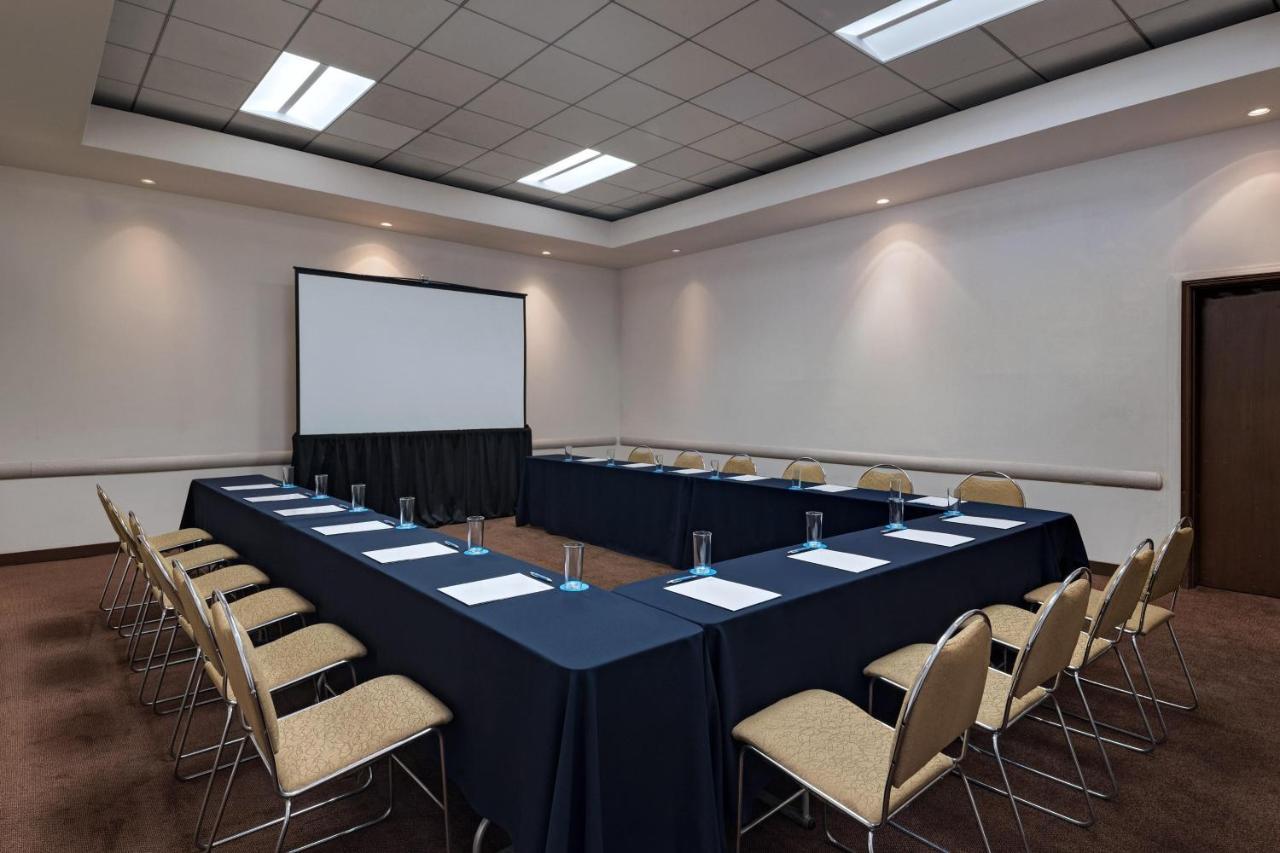 Four Points By Sheraton Galerias Monterrey Ngoại thất bức ảnh A meeting room