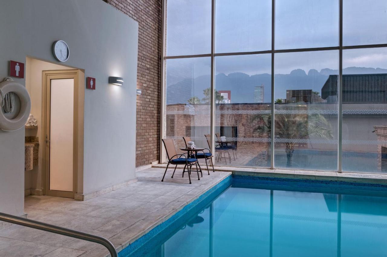 Four Points By Sheraton Galerias Monterrey Ngoại thất bức ảnh The swimming pool at the hotel