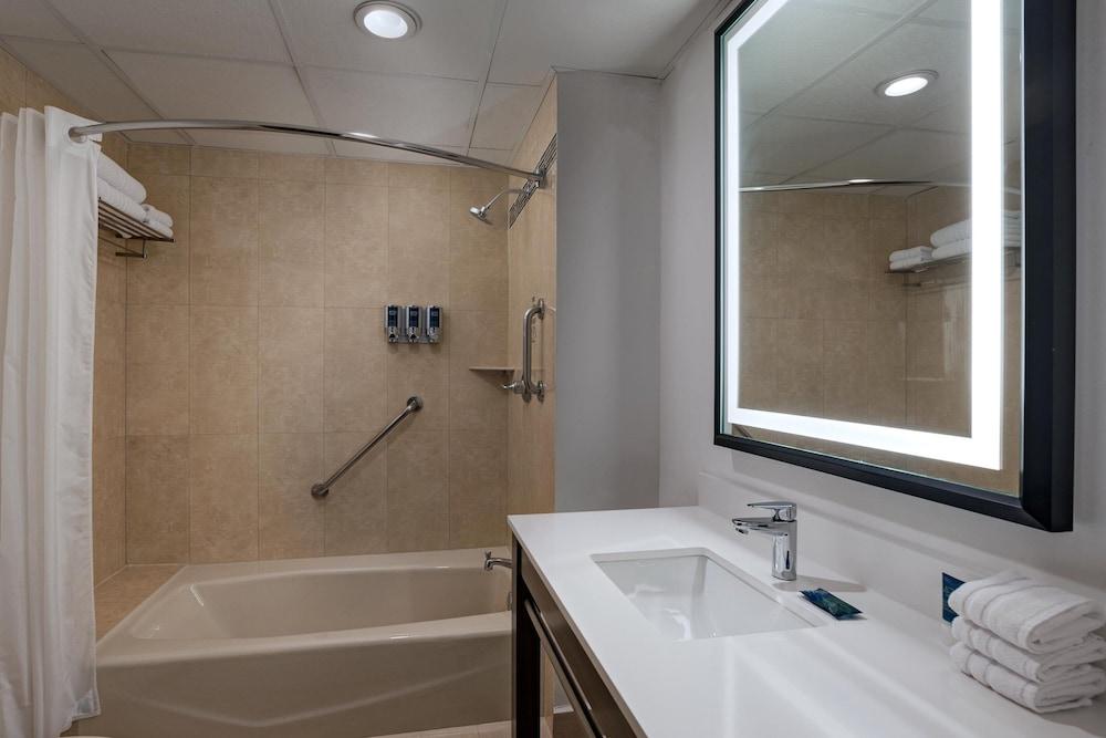 Four Points By Sheraton Galerias Monterrey Ngoại thất bức ảnh Bathroom