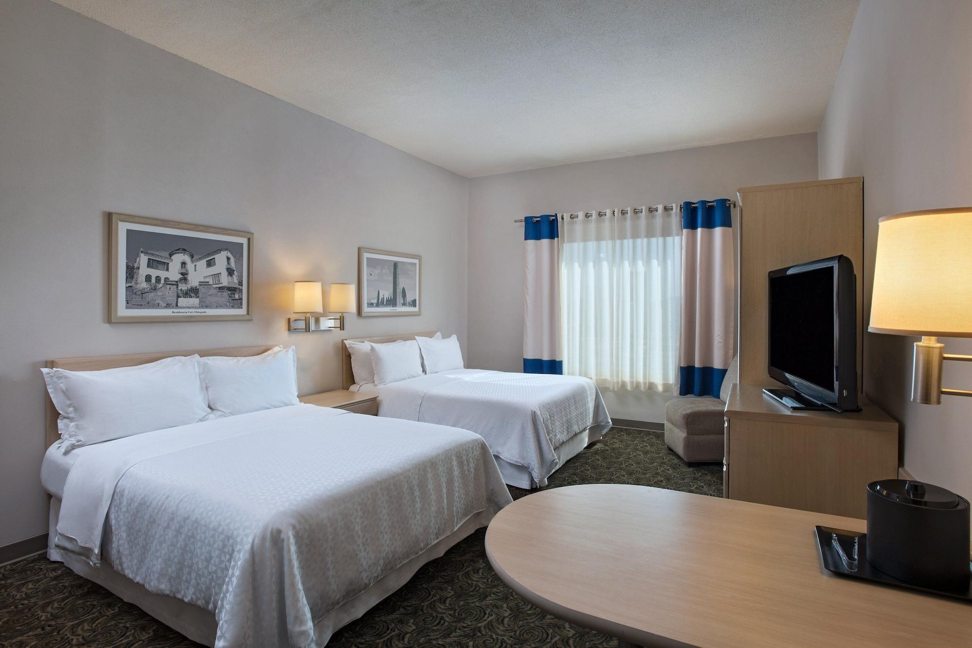 Four Points By Sheraton Galerias Monterrey Ngoại thất bức ảnh A typical guest room at the Hilton Garden Inn