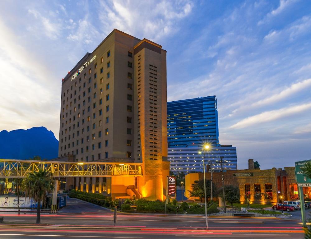 Four Points By Sheraton Galerias Monterrey Ngoại thất bức ảnh The hotel at dusk