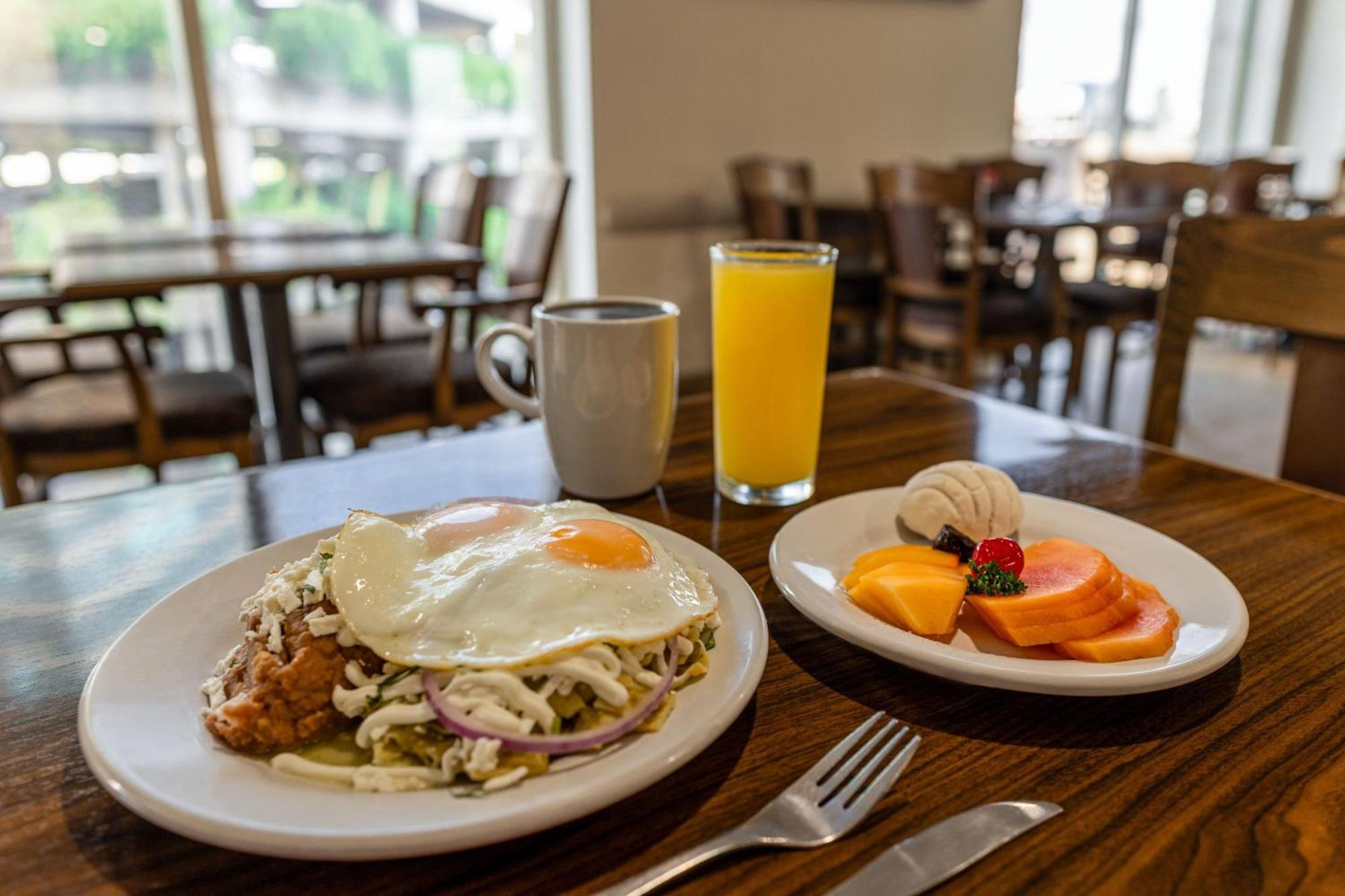 Four Points By Sheraton Galerias Monterrey Ngoại thất bức ảnh Breakfast at the Hotel