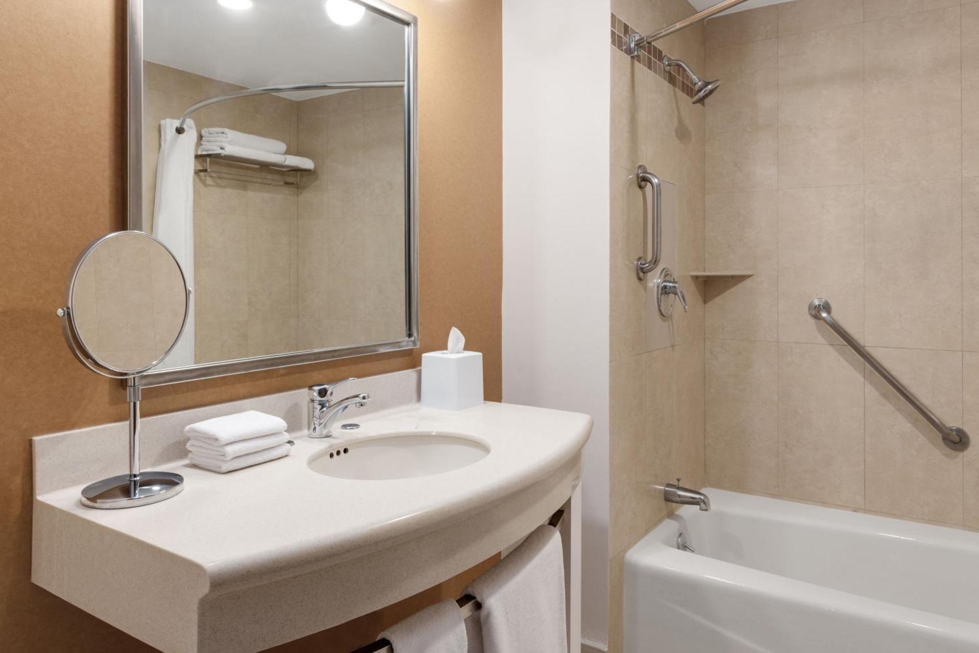 Four Points By Sheraton Galerias Monterrey Ngoại thất bức ảnh Bathroom