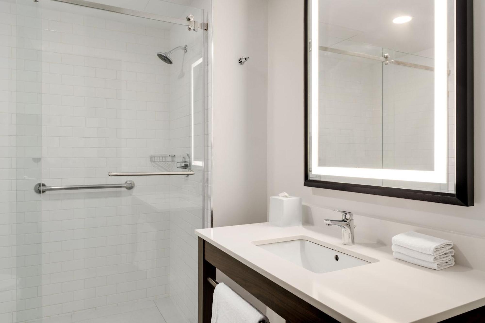 Four Points By Sheraton Galerias Monterrey Ngoại thất bức ảnh A bathroom in a Hilton Garden Inn