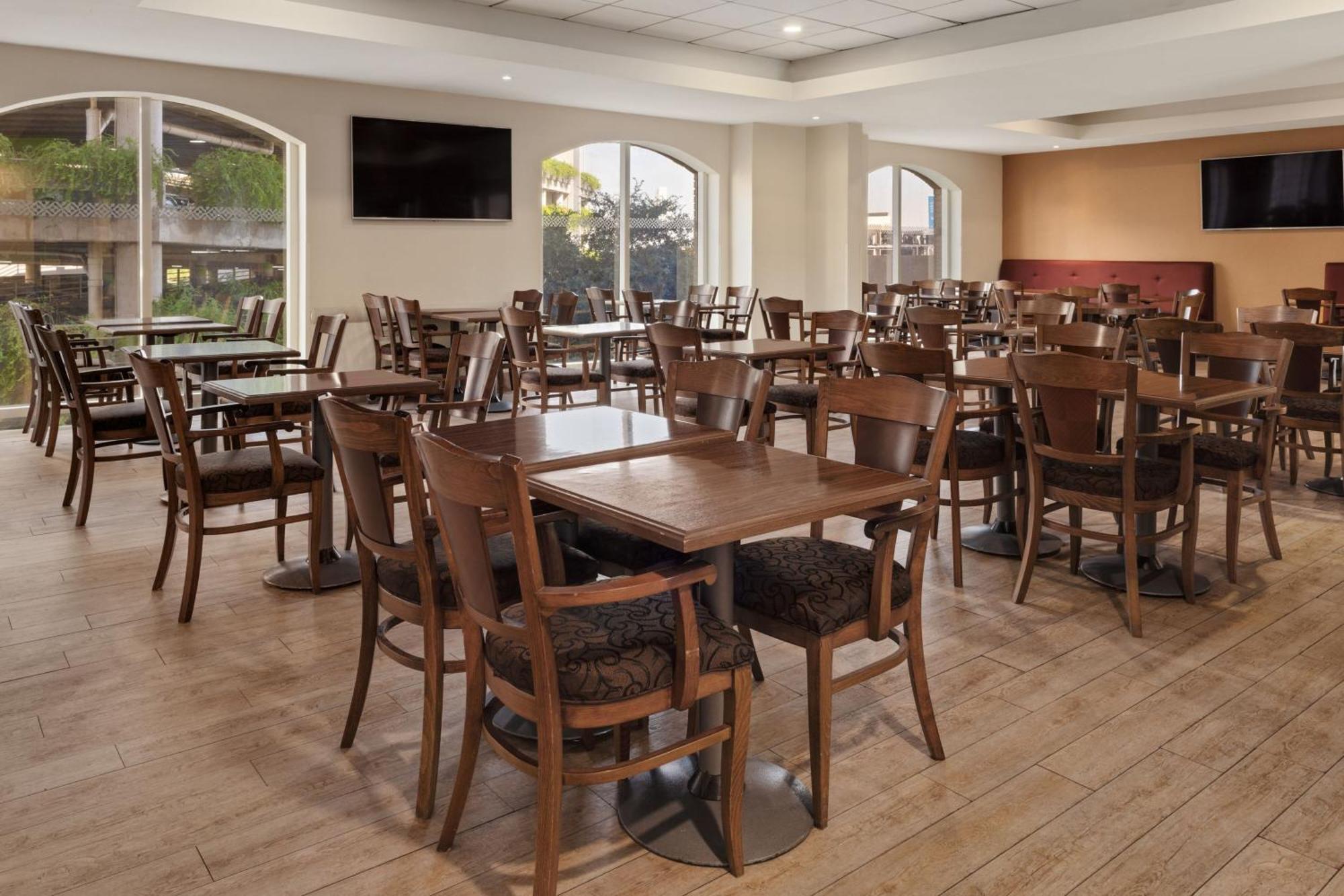 Four Points By Sheraton Galerias Monterrey Ngoại thất bức ảnh The dining room at the hotel