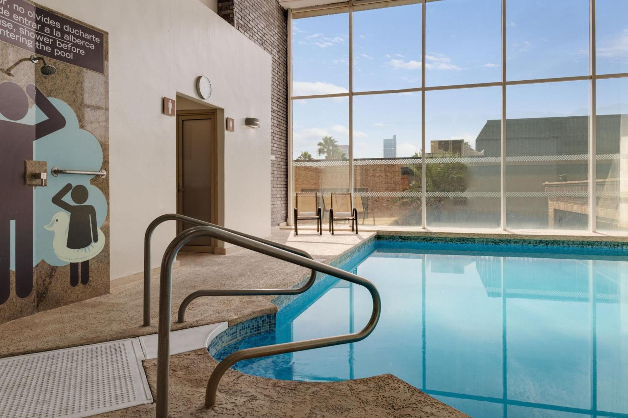 Four Points By Sheraton Galerias Monterrey Ngoại thất bức ảnh The pool at the hotel
