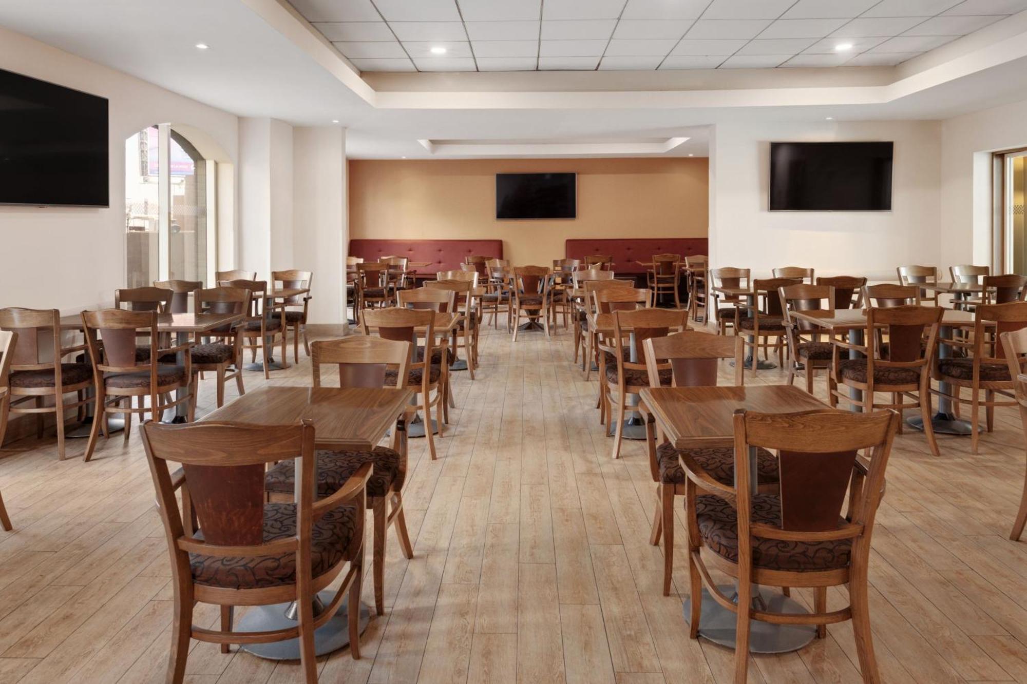 Four Points By Sheraton Galerias Monterrey Ngoại thất bức ảnh The dining room at the 2012 Olympic Village