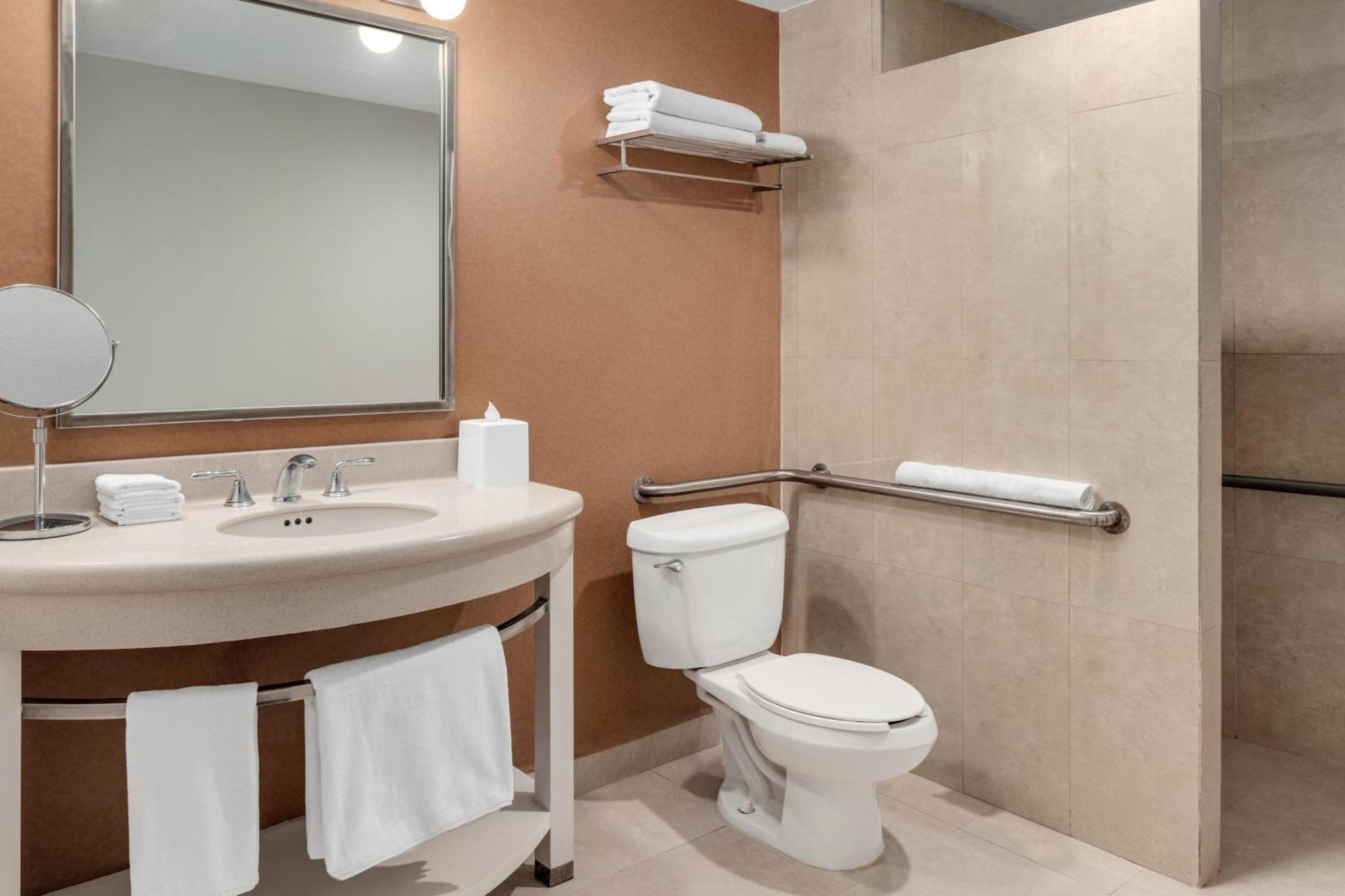 Four Points By Sheraton Galerias Monterrey Ngoại thất bức ảnh A bathroom in a hotel