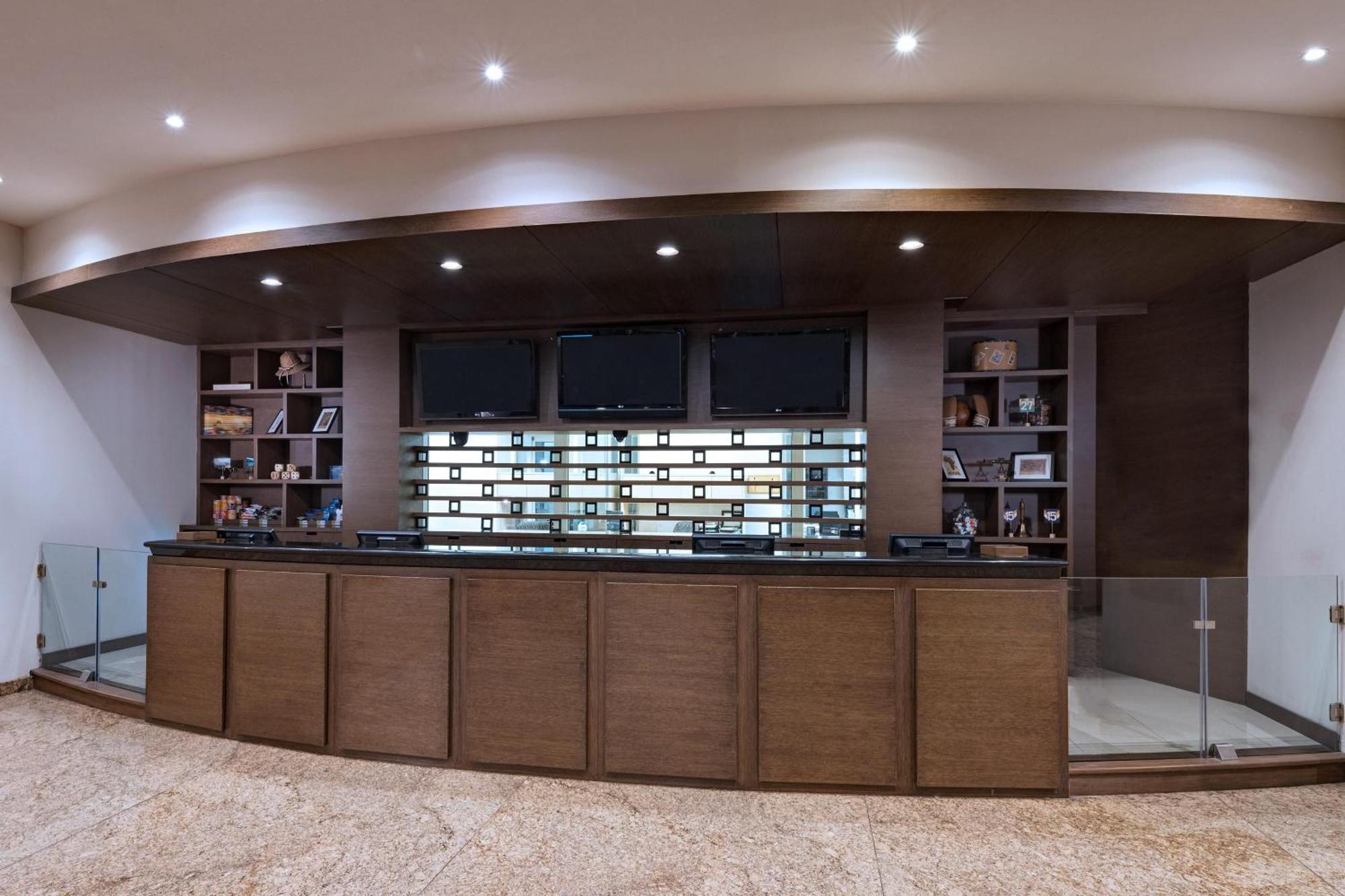 Four Points By Sheraton Galerias Monterrey Ngoại thất bức ảnh The reception desk at the library