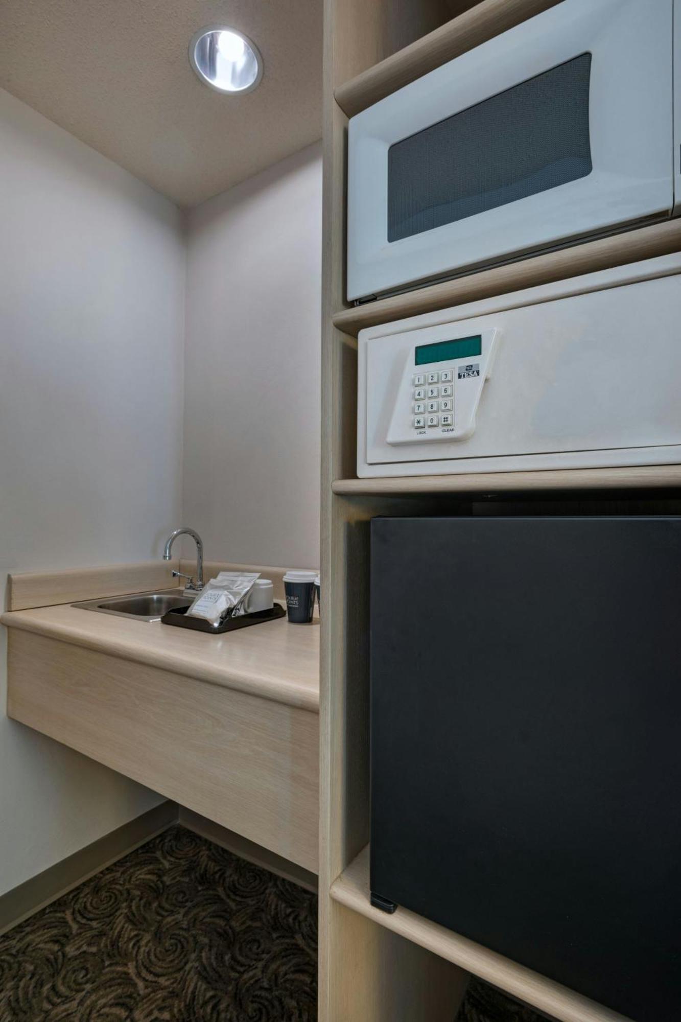 Four Points By Sheraton Galerias Monterrey Ngoại thất bức ảnh A safe in a hotel room
