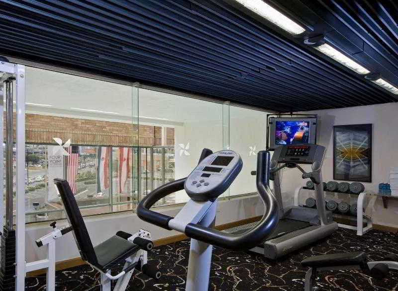 Four Points By Sheraton Galerias Monterrey Ngoại thất bức ảnh The gym at the hotel
